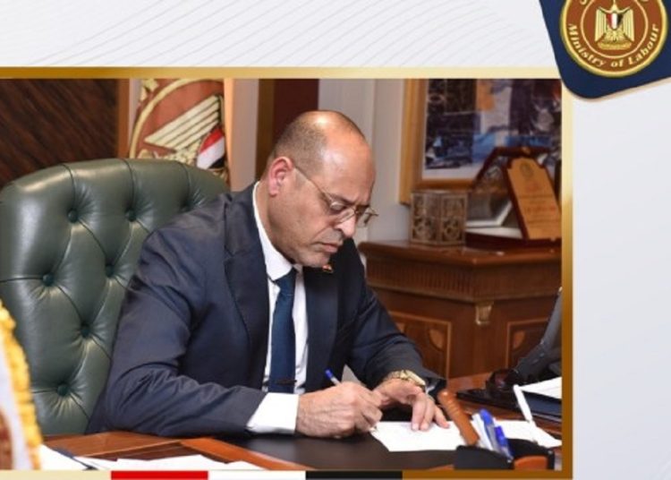 أربعة ولَّا خمسة وزير العمل يحسم الجدل بعدد أيام إجازة عيد الفطر للقطاع الخاص 1 وزير العمل