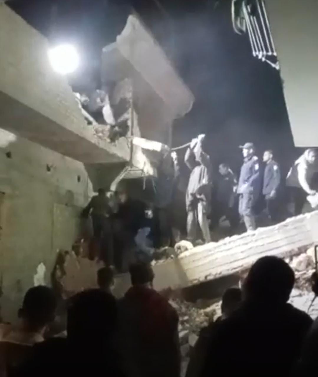عاجل بالصور إنهيار عقار والبحث عن 3 أسر تحت الأنقاض 3 ارتفاع عدد الضحايا في إنهيار عقار