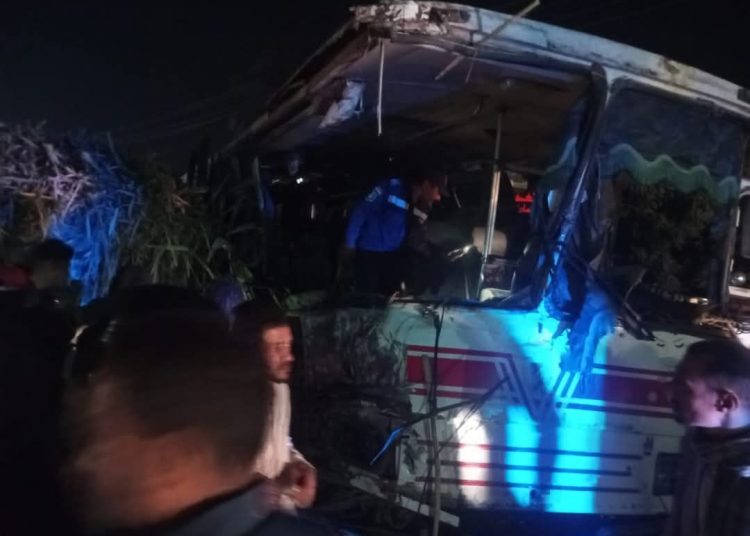 عاجل ننشر أول صورة من حادث تصادم مروع بين جرار قصب وأتوبيس نقل عمال 1 حادث أتوبيس