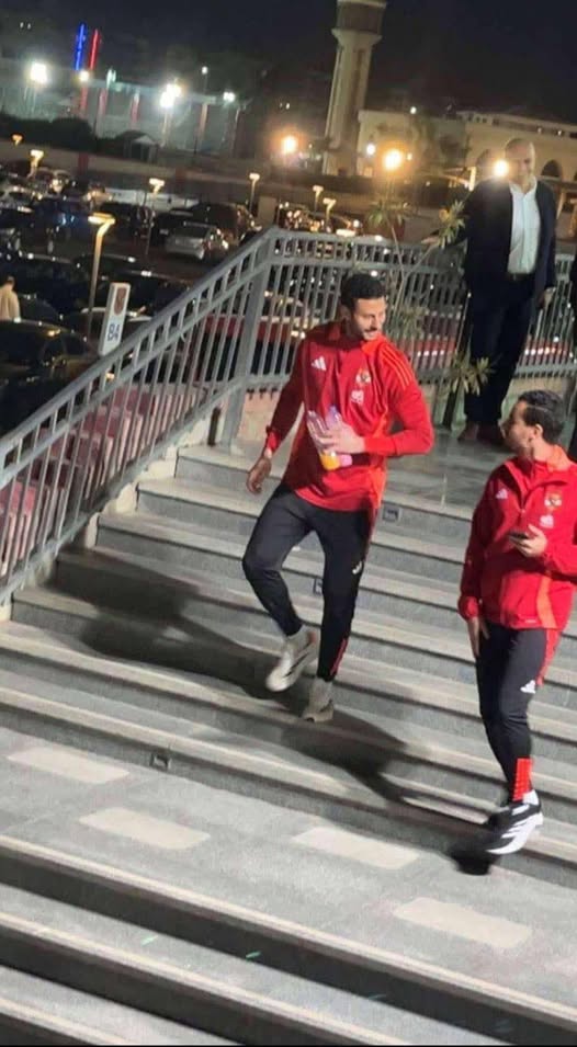 ننشر الصور الأولى من لقطات مران الأهلي الجماعي على ملعب مدينة نصر بعد انسحابه من القمة 2 وصول فريق الأهلي إلى مدينة نصر