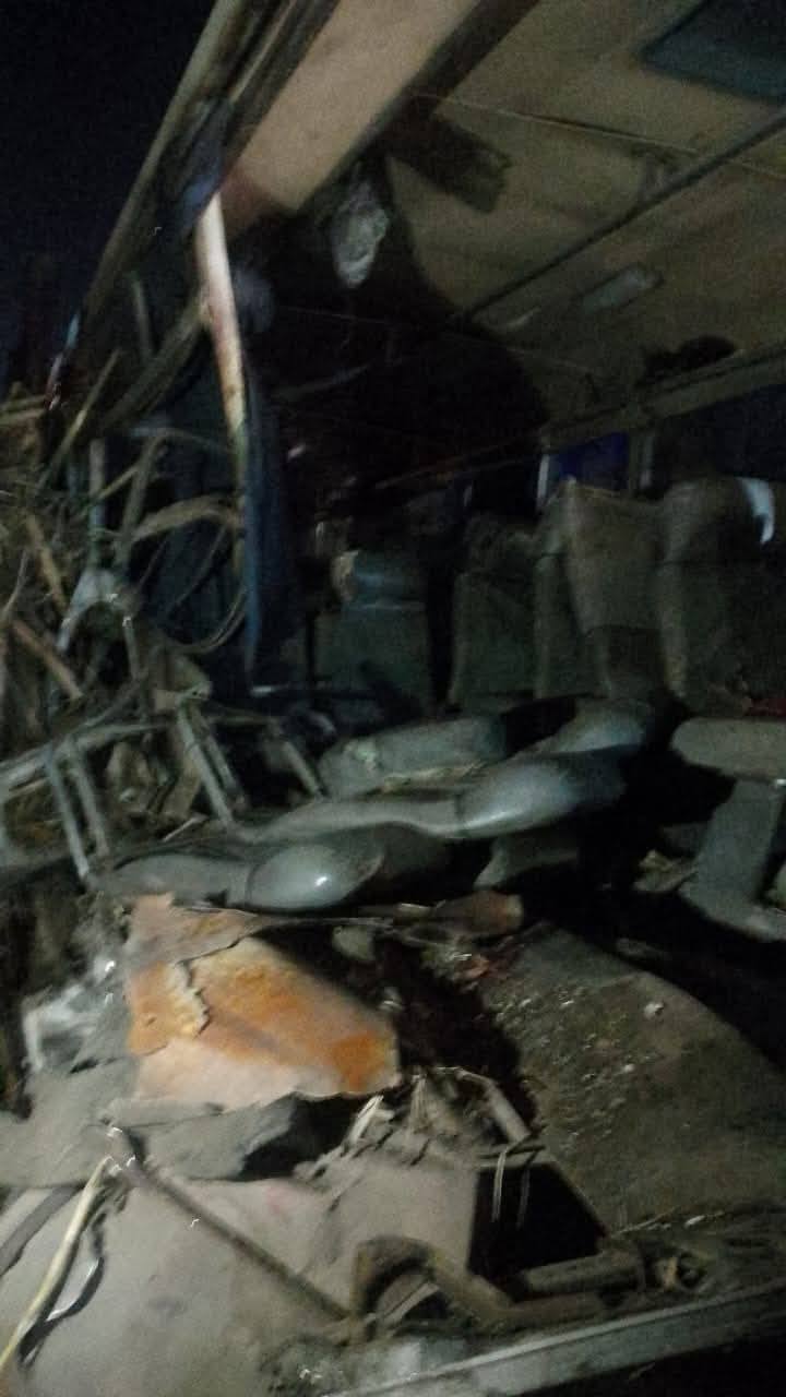 عاجل ننشر أول صورة من حادث تصادم مروع بين جرار قصب وأتوبيس نقل عمال 4 حادث أتوبيس