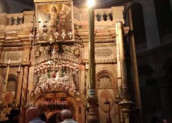 كنيسة القيامة في حصار القدس تودع مظاهر العيد وتكتفي بالصلوات المغلقة 13 كنيسة القيامة