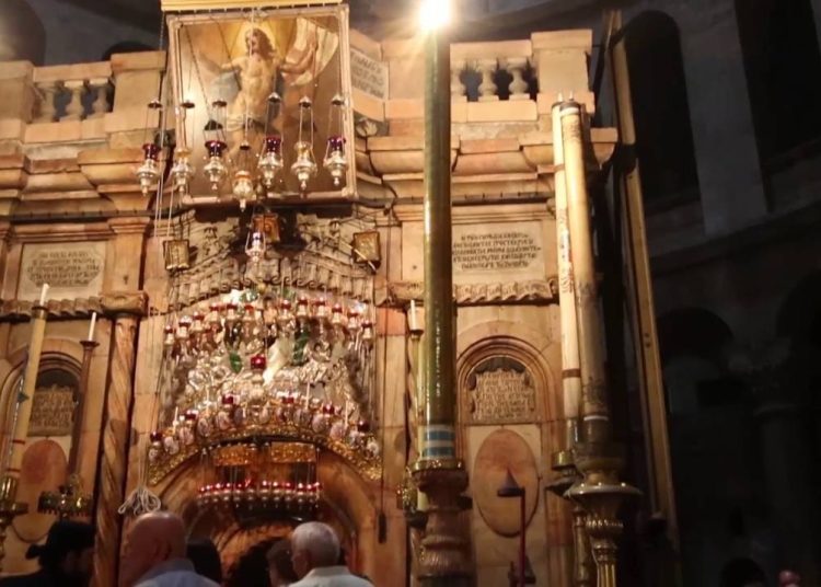 كنيسة القيامة في حصار القدس تودع مظاهر العيد وتكتفي بالصلوات المغلقة 1 كنيسة القيامة