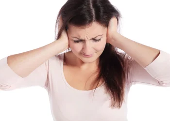 عادة تفعلها النساء تدمر الأذن