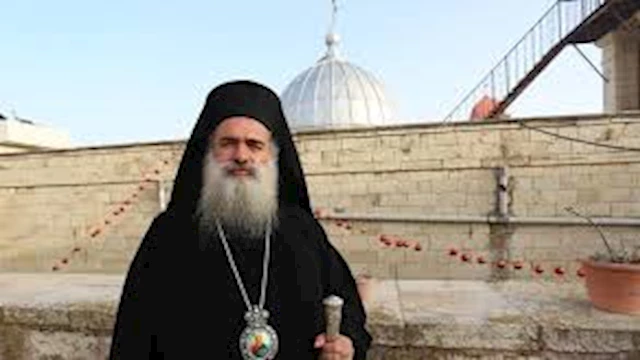 المطران عطالله حنا يعلق على ظهور وزير خارجية أمريكا بالصليب 2 المطران عطالله حنا