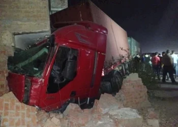 اصطدام سيارة مقطورة بمنزل