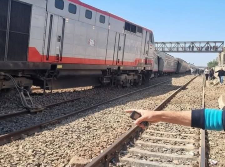 بالصور كشف تفاصيل خروج عربات قطار إسكندرية - القاهرة عن القضبان وحقيقة وجود إصابات 1 رشق قطار أشمون بالحجارة