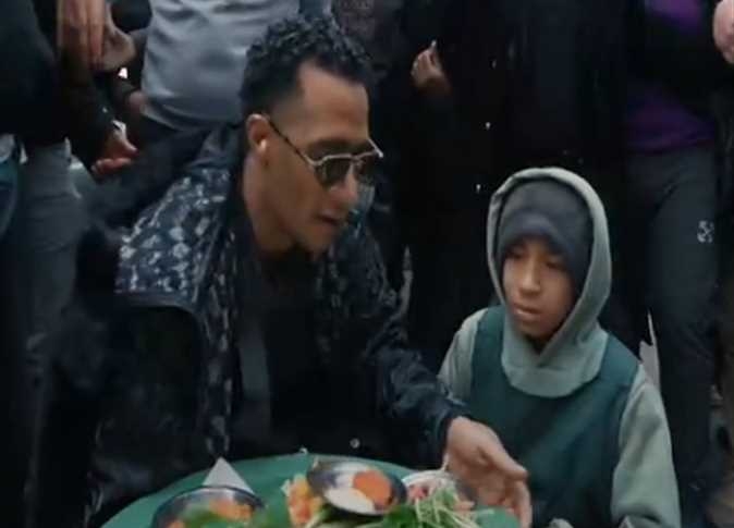 الكشف عن وعد و مفاجأة محمد رمضان للطفل حامل صنية الفول و الطعمية 1 مفاجأة محمد رمضان