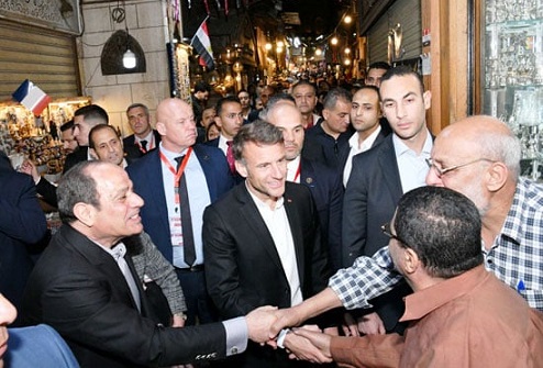 بالصور الرئيس السيسي وماكرون يتجولان في خان الخليلي بالقاهرة 4 الرئيس السيسي وماكرون