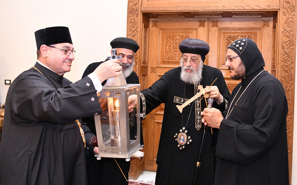بالصور البابا تواضروس يستقبل النور المقدس قادم من القدس ويقود احتفالات القيامة وسط حضور رسمي وشعبي 3 البابا تواضروس الثاني