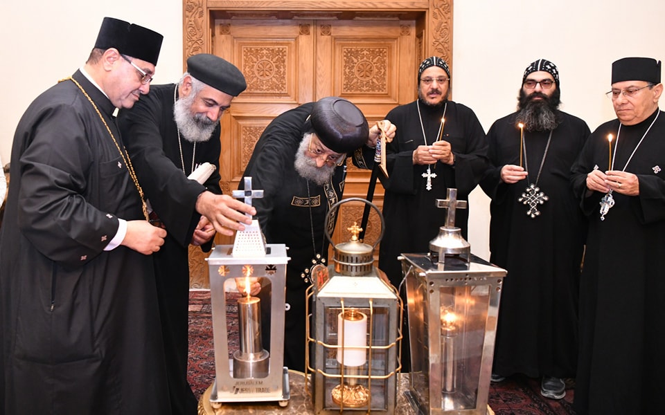 بالصور البابا تواضروس يستقبل النور المقدس قادم من القدس ويقود احتفالات القيامة وسط حضور رسمي وشعبي 4 النور المقدس