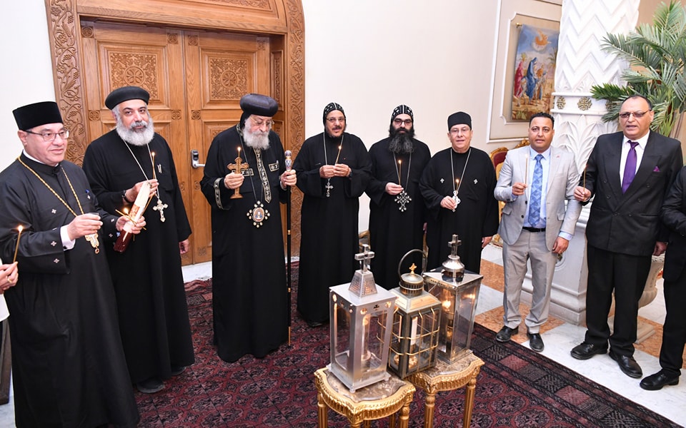 بالصور البابا تواضروس يستقبل النور المقدس قادم من القدس ويقود احتفالات القيامة وسط حضور رسمي وشعبي 2 النور المقدس
