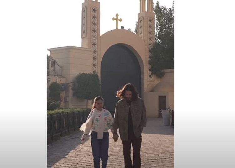 بالفيديو الممتل جوناثان رومي الذى جسد دور المسيح في The Chosenيزور كنيسة شهداء ليبيا بمصر ويلتقي بعائلات الشهداء 1 الممتل جوناثان رومي
