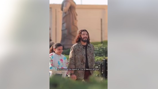 بالفيديو الممتل جوناثان رومي الذى جسد دور المسيح في The Chosenيزور كنيسة شهداء ليبيا بمصر ويلتقي بعائلات الشهداء 2 الممتل جوناثان رومي