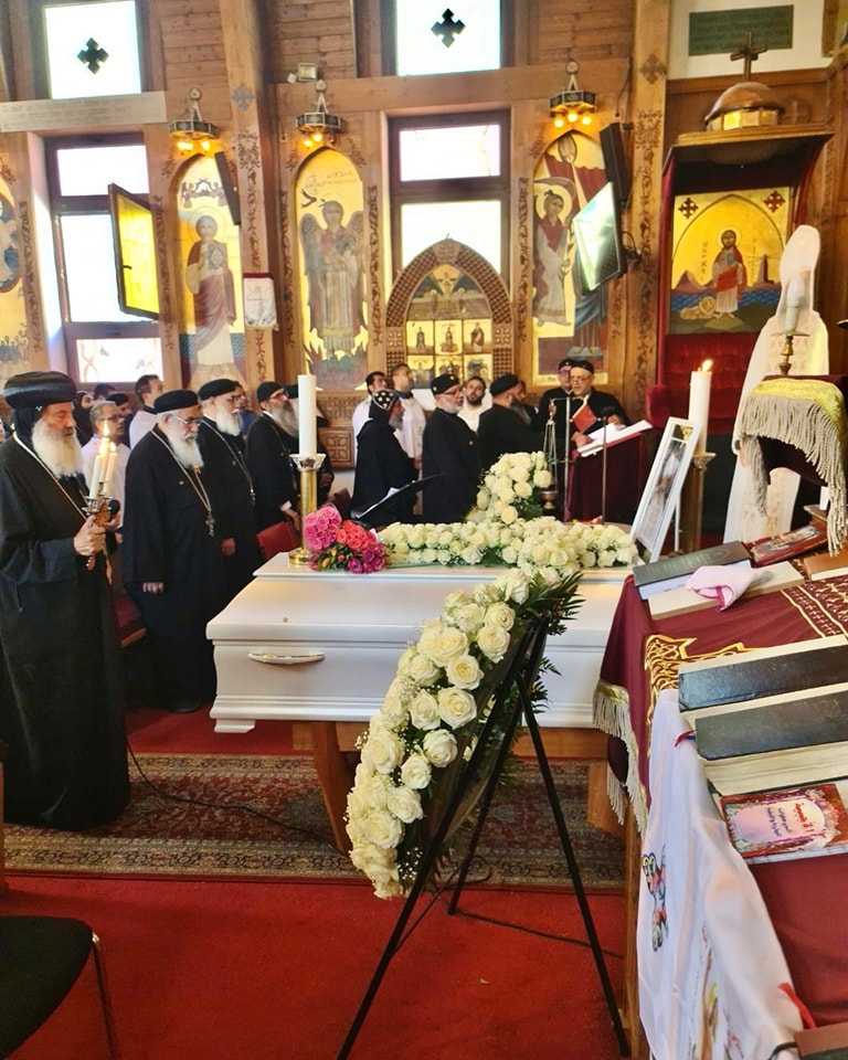 نياحة القس أرسانيوس زكي من إيبارشية جنوبي ألمانيا عن عمر قارب ٨٠ سنة 4 جنازة القس أرسانيوس زكي