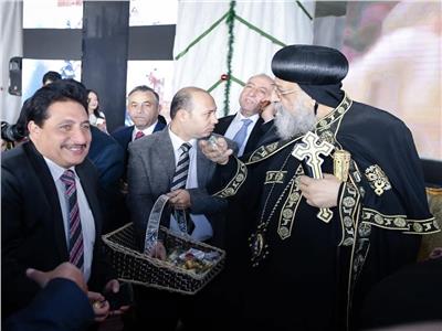 بالصور قداسة البابا تواضروس يوزع بونبون وشيكولاته على زوار الكنيسة في احتفال عيد القيامة المجيد 3 قداسة البابا تواضروس يوزع بونبون وشيكولاته في عيد القيامة