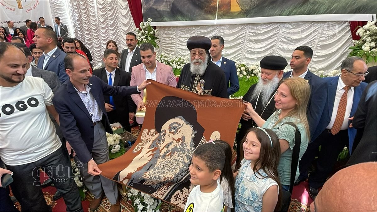 الكشف عن هدية أحد زوار الكنيسة لقداسة البابا تواضروس بمناسبة الاحتفال بعيد القيامة المجيد 2 هدية أحد زوار الكنيسة لقداسة البابا تواضروس عقب قداس عيد القيامة