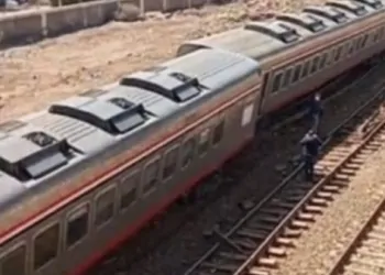 خروج 7 عربات عن القطبان