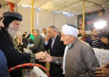 قداسة البابا تواضروس يوزع بونبون وشيكولاته في عيد القيامة