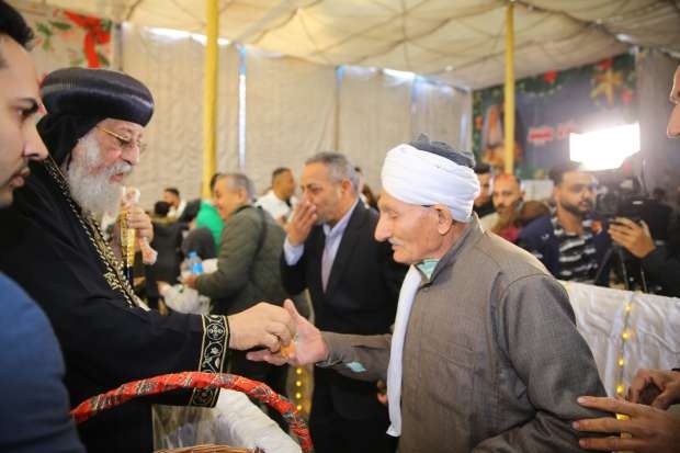 بالصور قداسة البابا تواضروس يوزع بونبون وشيكولاته على زوار الكنيسة في احتفال عيد القيامة المجيد 1 قداسة البابا تواضروس يوزع بونبون وشيكولاته في عيد القيامة