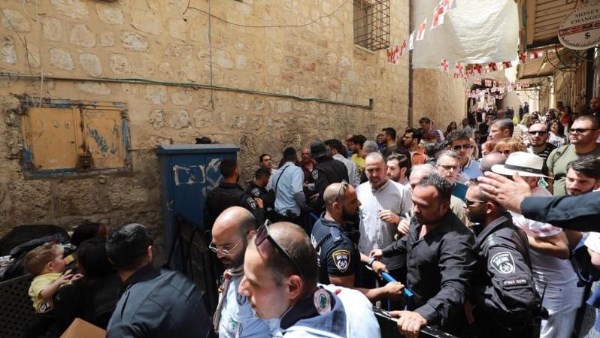 تفاصيل منع سفير الفاتيكان ومطارنة من دخول كنيسة القيامة بسبت النور 2025 2 منع سفير الفاتيكان ومطارنة من دخول كنيسة القيامة