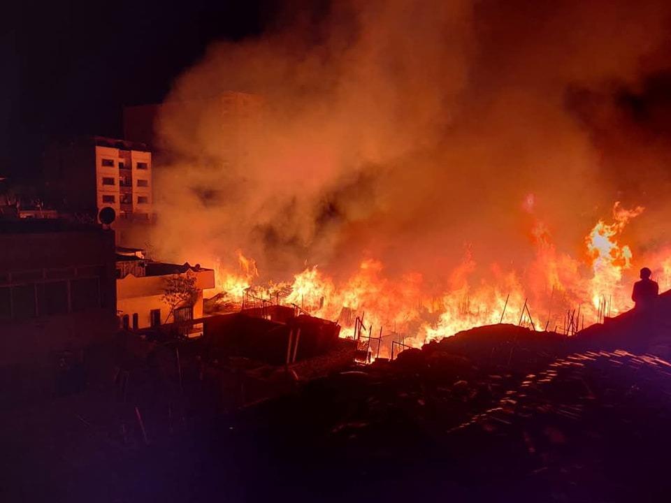 حريق ضخم في مصنع غزل ونسيج و جهود مكثفة للسيطرة وتطويق النيران 3 7are25 1