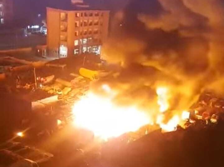 حريق ضخم في مصنع غزل ونسيج و جهود مكثفة للسيطرة وتطويق النيران 1 حريق هائل