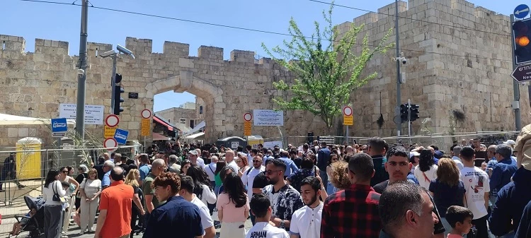 غضب مسيحي كبير من تقييد الدخول إلى كنيسة القيامة بالقدس بأعياد القيامة المجيدة 2025 2 منع سفير الفاتيكان ومطارنة من دخول كنيسة القيامة