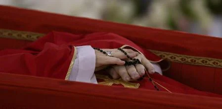 شاهد الصور الأولى لقداسة البابا فرنسيس بنعشه الخشبى الفاتيكان يستعد لجنازة مهيبة 3 البابا فرنسيس بنعشه الخشبى