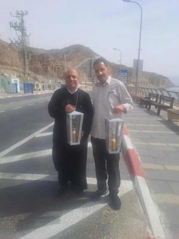 بالصور النور المقدس يصل من القدس إلى الأراضى المصرية لتسليمها لقداسة البابا تواضروس 3 النور المقدس يصل من القدس إلى الأراضى المصرية