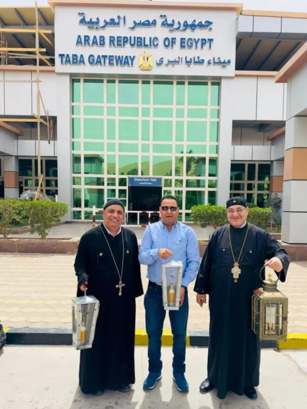 بالصور النور المقدس يصل من القدس إلى الأراضى المصرية لتسليمها لقداسة البابا تواضروس 5 النور المقدس يصل من القدس إلى الأراضى المصرية