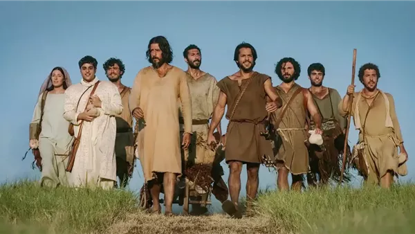 بالفيديو الممتل جوناثان رومي الذى جسد دور المسيح في The Chosenيزور كنيسة شهداء ليبيا بمصر ويلتقي بعائلات الشهداء 3 الممتل جوناثان رومي