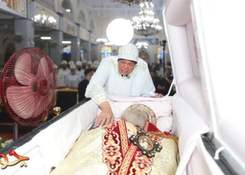 نقل جثمان الراحل الأنبا باخوميوس