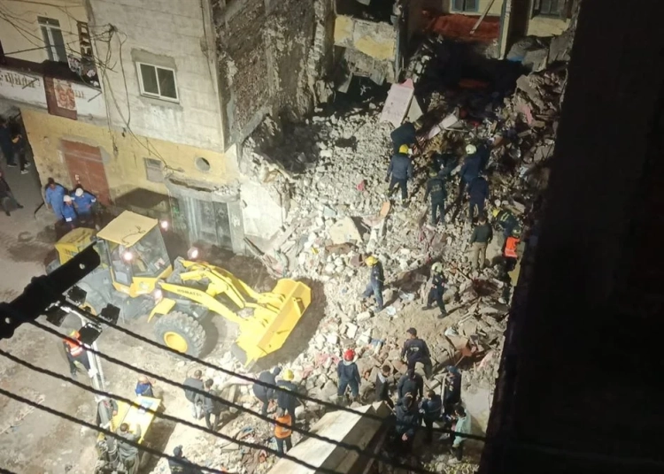 عاجل إنهيار مفاجئ لـ عقار من 5 طوابق وجهود مستمرة لإنقاذ السكان من تحت الأنقاض 1 انهيار عقار