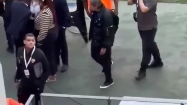 مشادة كلامية بين مشجع زملكاوي و عبد الواحد السيد بألفاظ خادشة للحياء خلال لقاء ستيلينبوش 1 عبدالواحد السيد