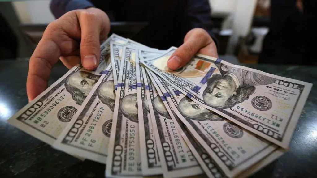 قفز إلى 51 جنيه سعر الدولار الان عقب الضربة الأميركية لإيران بجميع البنوك 4 تراجع الدولار الأميركي