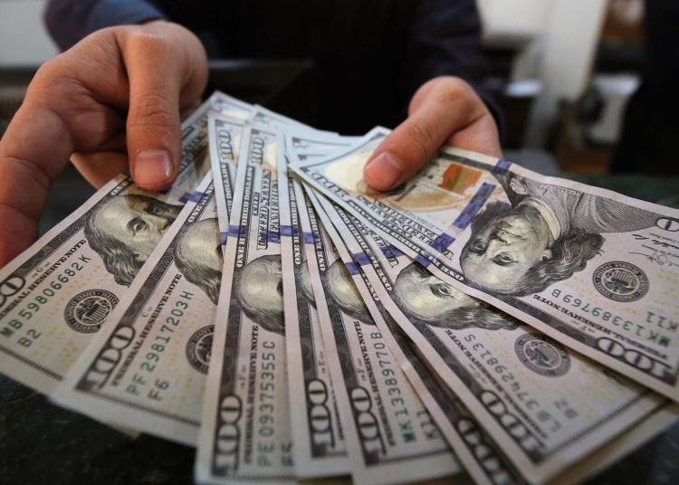 خبير اقتصادي يوضح الأسباب الخفية وراء تراجع الدولار الأميركي في البنوك 1 سعر الدولار