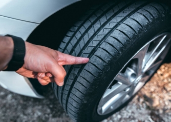 استبدال إطارات السيارة
