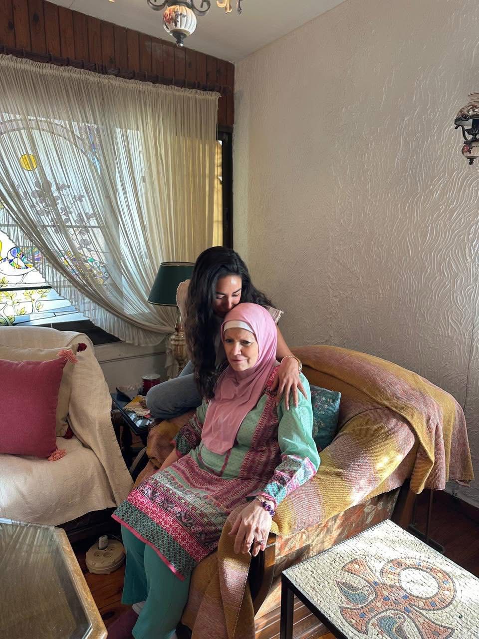 بالصورة مشيرة إسماعيل تقبل إعتذار آية سماحة وتكشف تفاصيل زيارتها لها 3 خلفية أزمة مشيرة إسماعيل