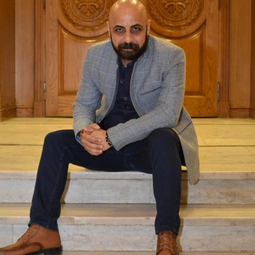 شاهد استغاثة المخرج المسرحي عصام عاطف زوجتي تعرضت للاحتيال من قبل شخص قام بخداعها وخداع آخرين بتوظيف وهمي 2 المخرج المسرحي عصام عاطف