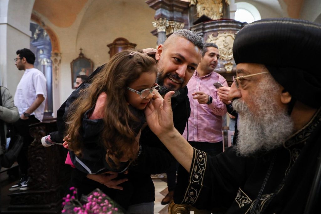 بالصور البابا تواضروس الثاني يصلي قداس عيد مارمرقس في دولة التشيك 5 البابا تواضروس الثاني