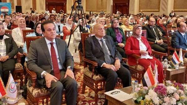 الدكتور مجدي يعقوب يروي قصة بطولية لممرض في مستشفى أسوان 3 الدكتور مجدي يعقوب وإلي جواره وزير الصحة ونقيب التمريض