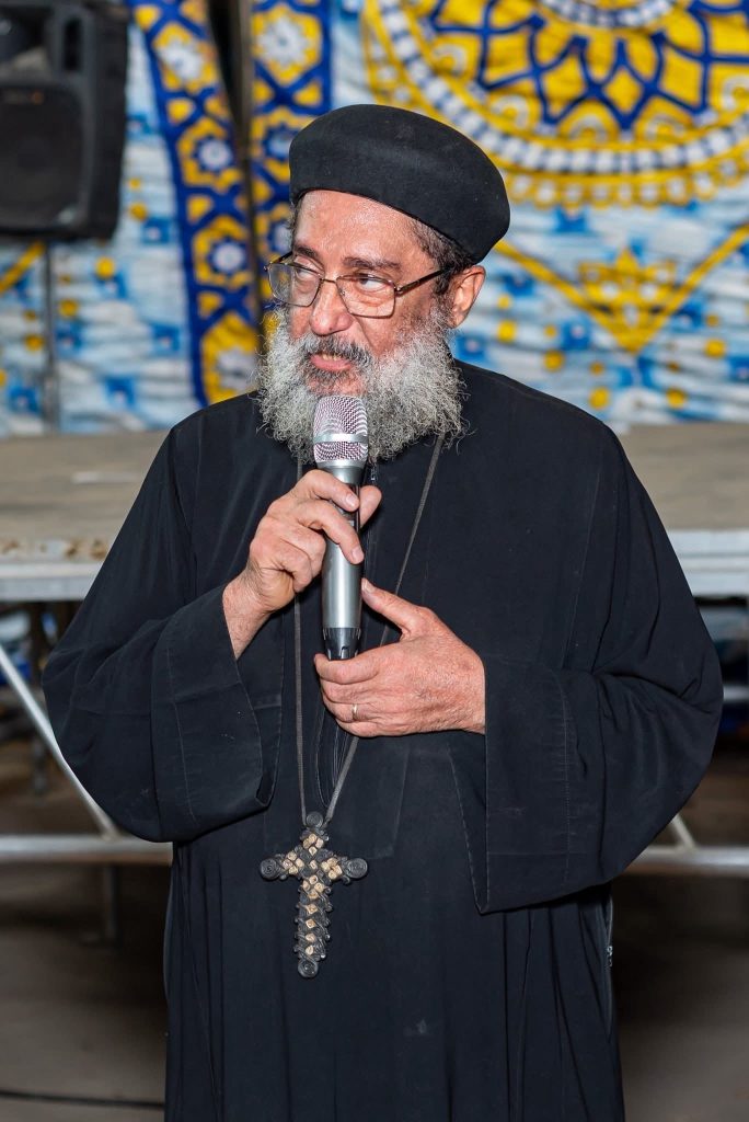 بالصور صلوات تجنيز القمص أرسانيوس موريس والآف الأقباط بسوهاج يودعونه بجنازة مهيبة 7 القمص أرسانيوس موريس