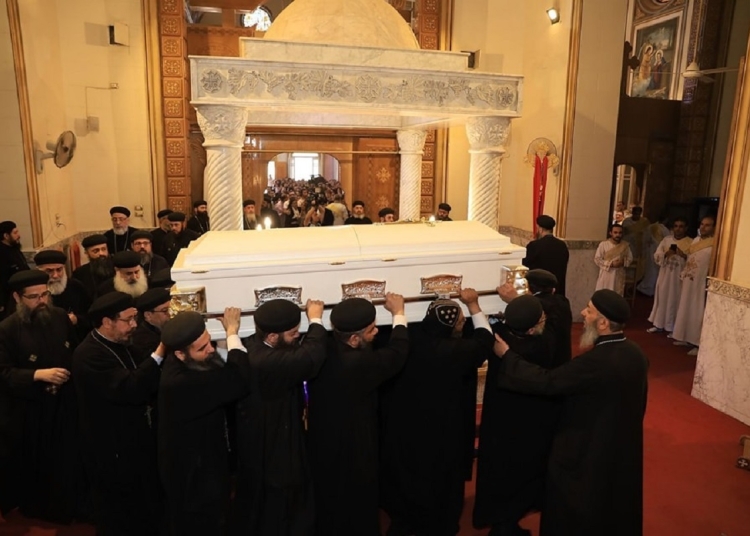 بالصور صلوات تجنيز القمص أرسانيوس موريس والآف الأقباط بسوهاج يودعونه بجنازة مهيبة 1 صلوات تجنيز القمص أرسانيوس موريس