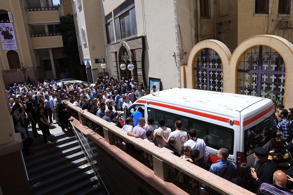 بالصور صلوات تجنيز القمص أرسانيوس موريس والآف الأقباط بسوهاج يودعونه بجنازة مهيبة 6 261 687 073740 72