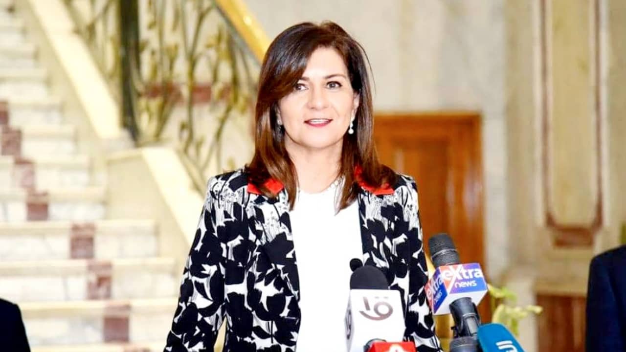 نبيلة مكرم تكشف تفاصيل رؤيتها للعذراء على طائرة لوس أنجلوس قبل محاكمة إبنها 4 نبيلة مكرم