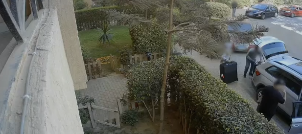شاهد كاميرات تلتقط لحظة سرقة ملايين من فيلا نوال الدجوي فيديو تحت الفحص 4 سرقة فيلا نوال الدجوي