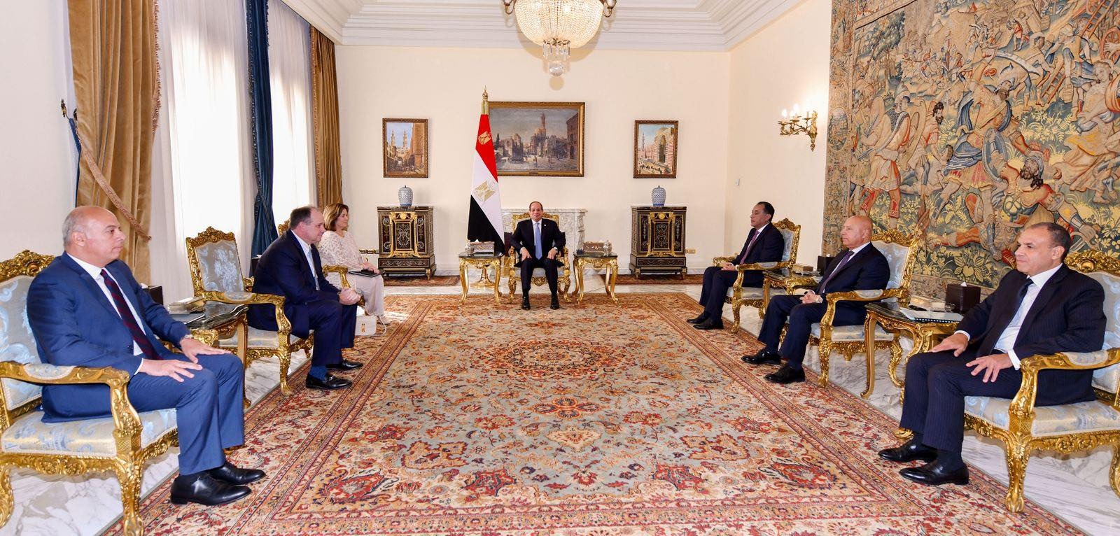 السيسي العلاقات مع أمريكا ووجود ترامب فرصة ذهبية لتعزيز الاستثمار المشترك 4 الرئيس السيسي يتحدث
