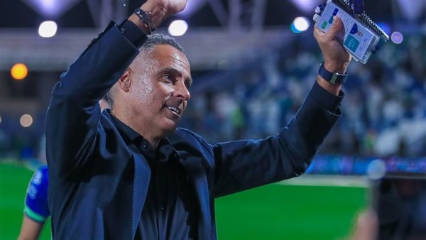 جوزيه جوميز يوقع على تيشيرت نادي الزمالك مالقصة 1 جوميز