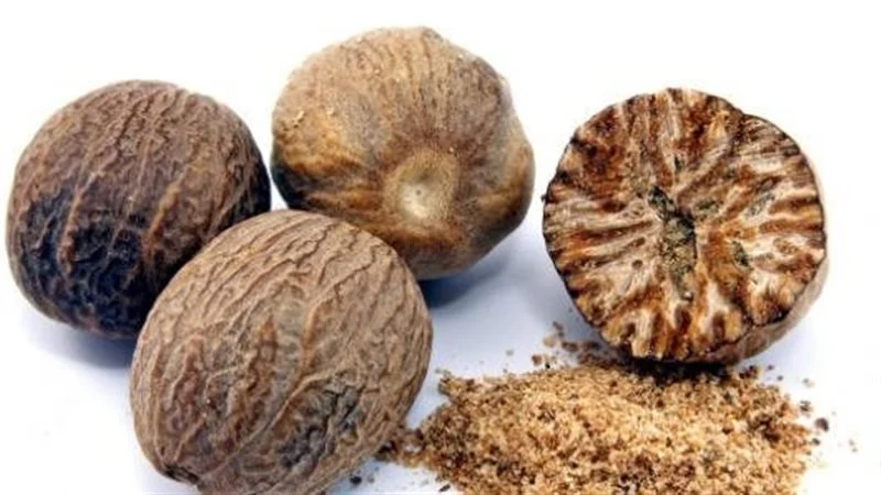 الأضرار الناتجة عن الإفراط في استخدام جوزة الطيب أخطرها التسمم والهلوسة والإدمان. 2 أضرار جوزة الطيب
